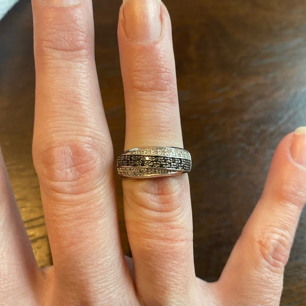 Unique black/ silver ring - Picture 2 of 4